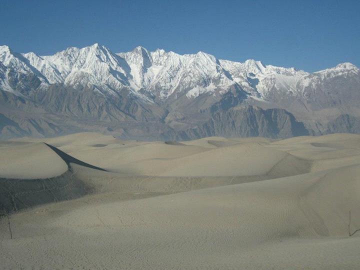 Cold desert. Скарду Пакистан. Пустыни Пакистана. Desert Пакистан. Пакистан пустыня тар.