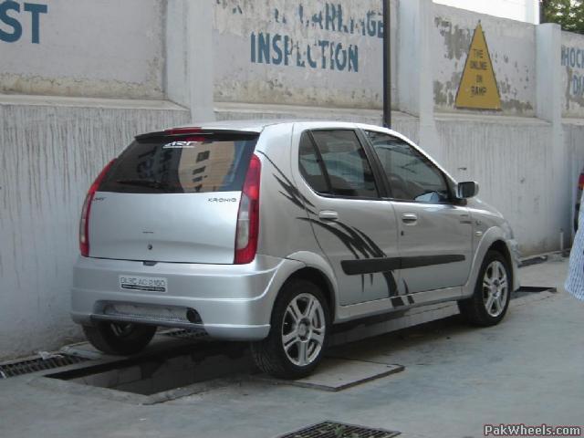 Машина Tata Indica