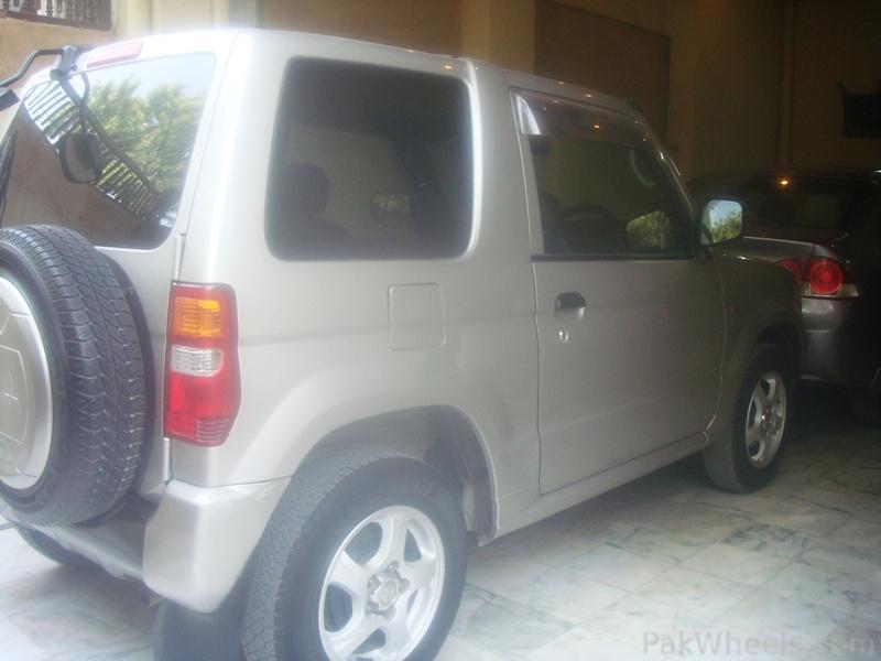 Mitsubishi pajero mini 2001