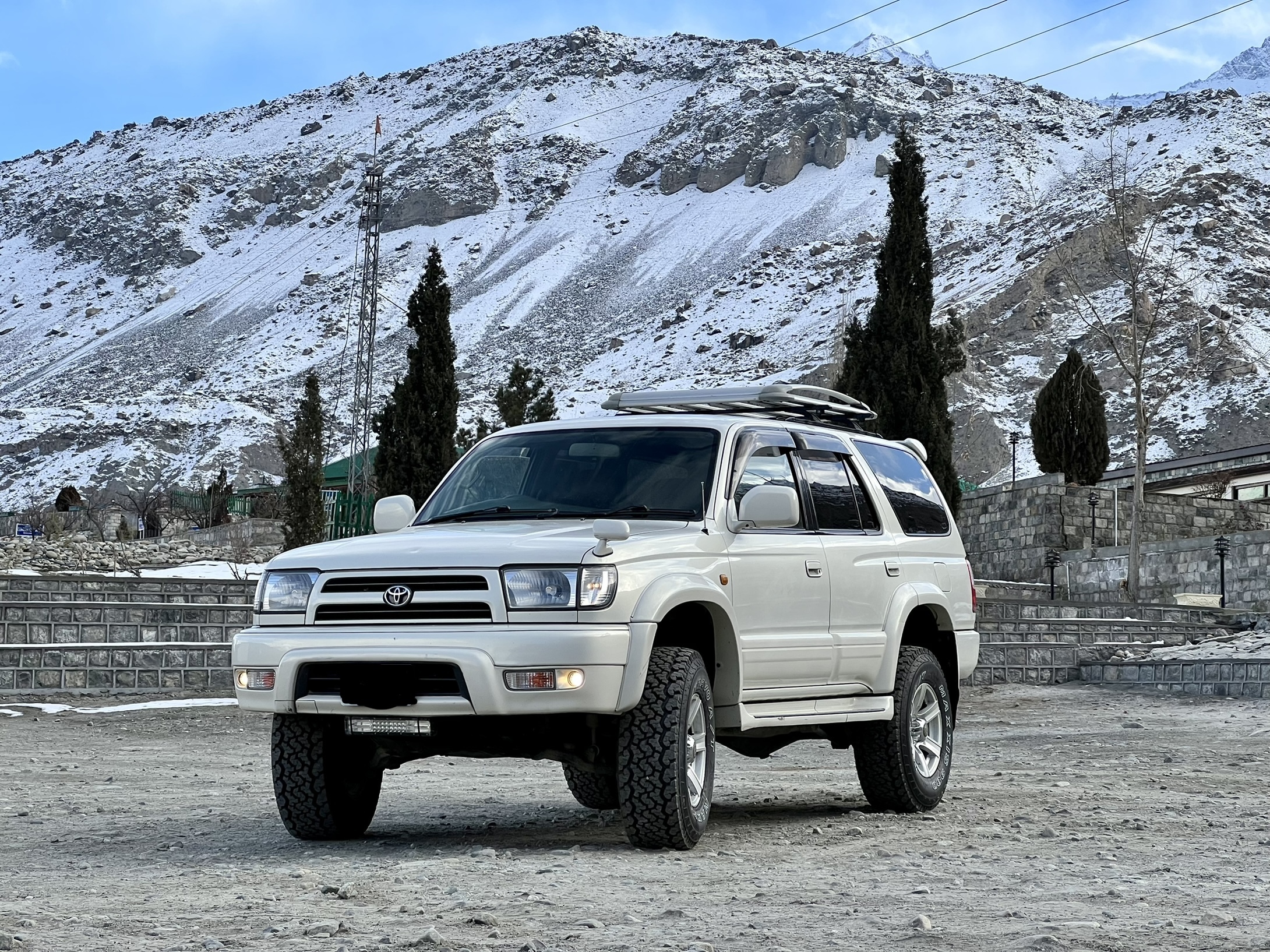 toyota hilux surf off road