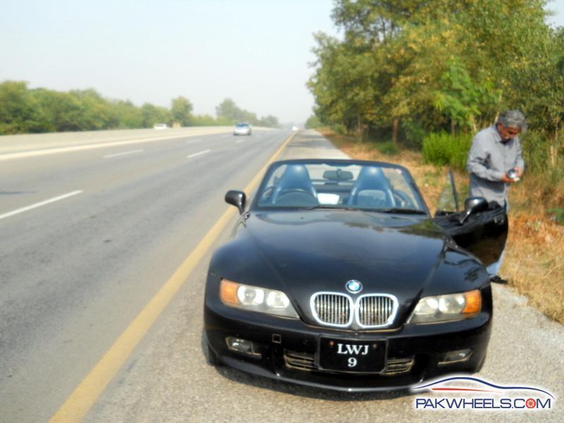 A Trip To Islamabad Car Show 11 11 12 With Hanif Bhai Libra In Bmw Z3 Spitfire Bmw Pakwheels Forums