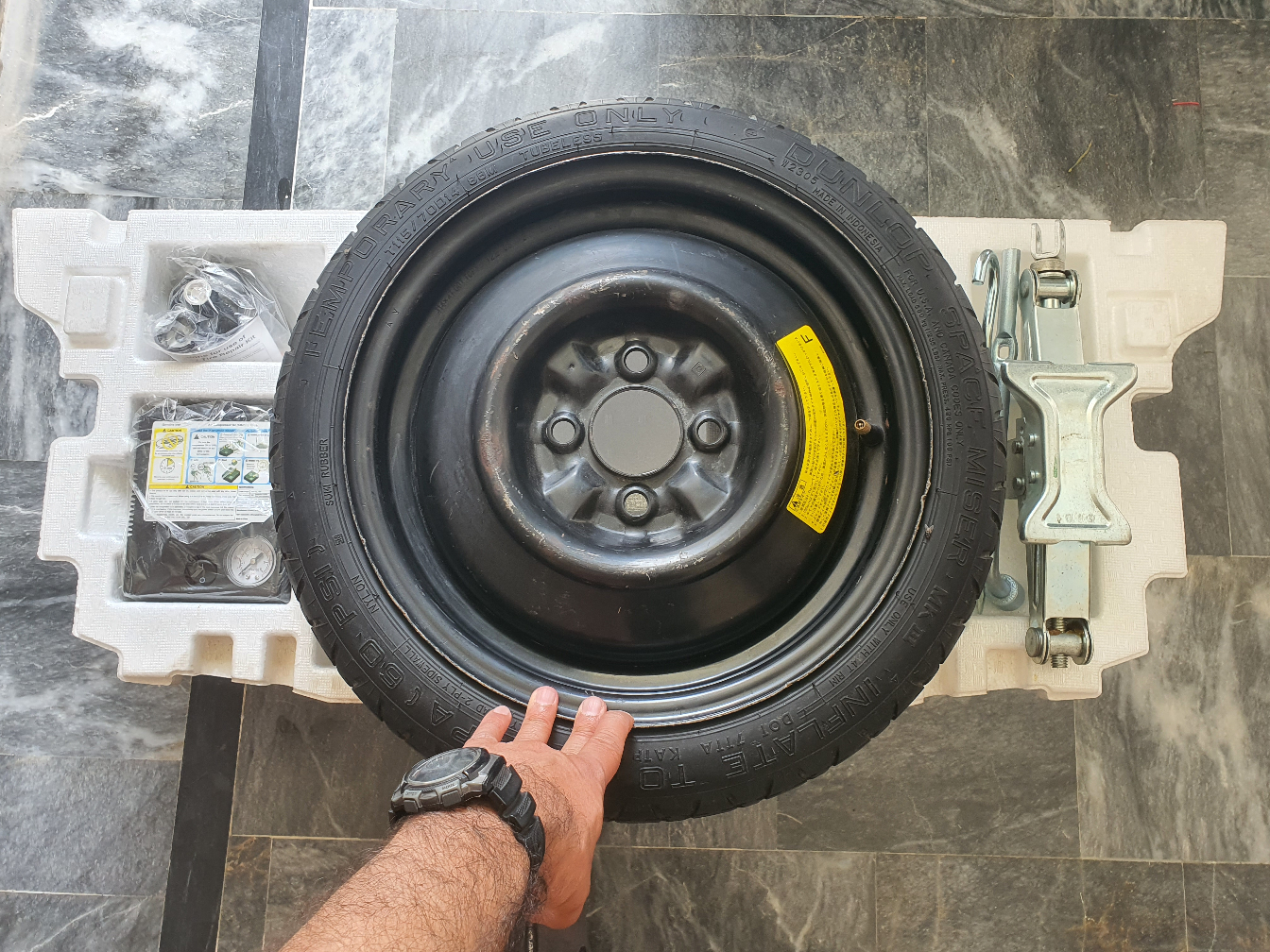 Suzuki alto spare deals tyre