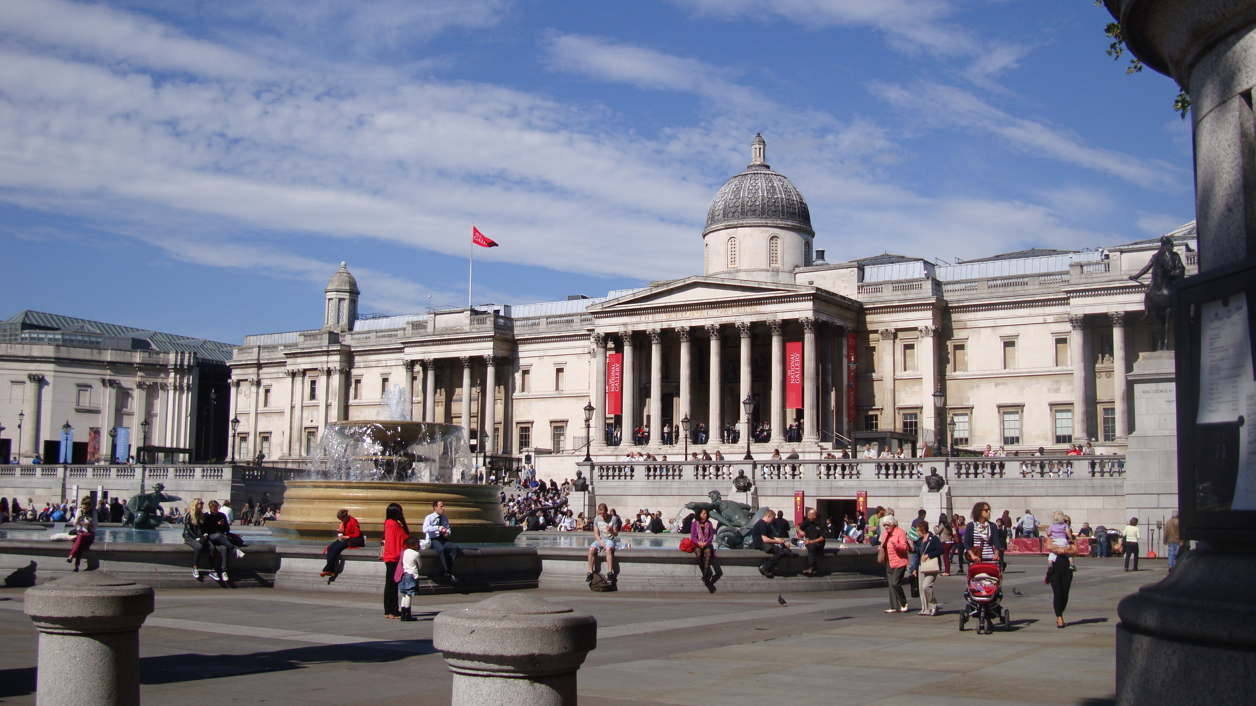 Museum square. Лондонская Национальная галерея (the National Gallery). Лондонская Национальная галерея Трафальгарская площадь. Музей на Трафальгарской площади в Лондоне. Трафальгарская площадь музей.