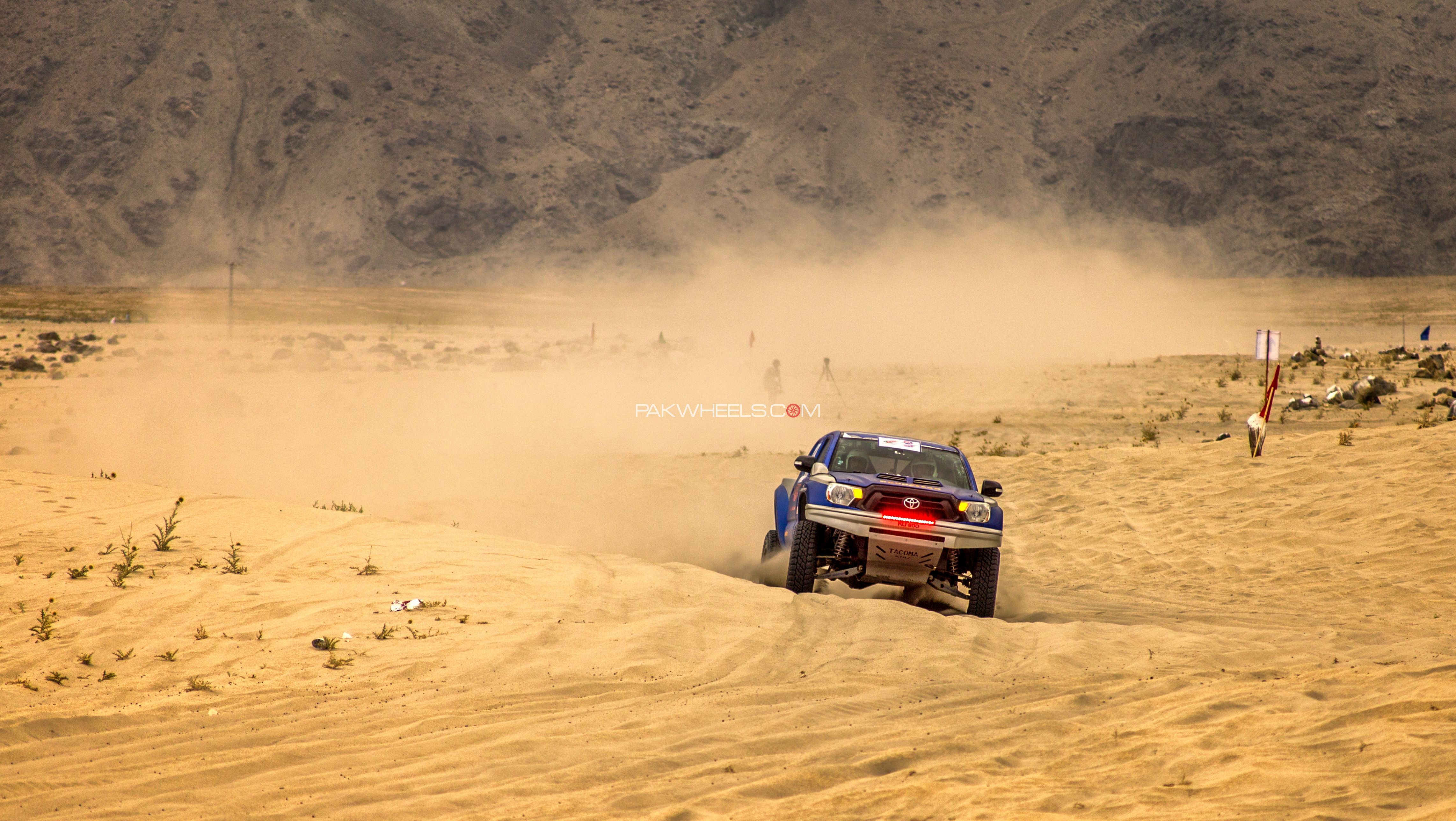 Desert rally системные требования. Пустынные ралли спринты. Фотообои багги в пустыне 1980. Ралли пустыня камни сбор канистр. Клип в пустыне на багги.